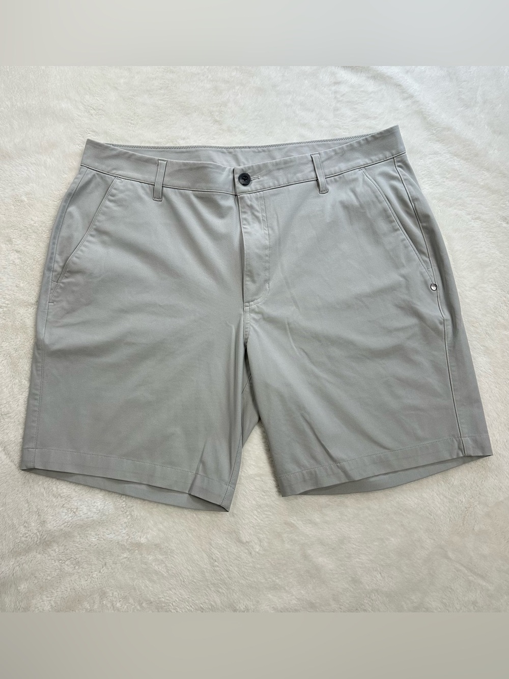 Vuori Men's Meta Performance Chino Shorts Size 36 Vapor Grey
